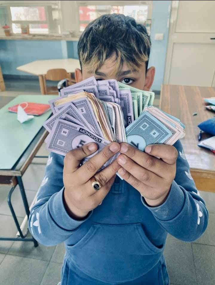 Un bambino con i soldi falsi (TikTok)